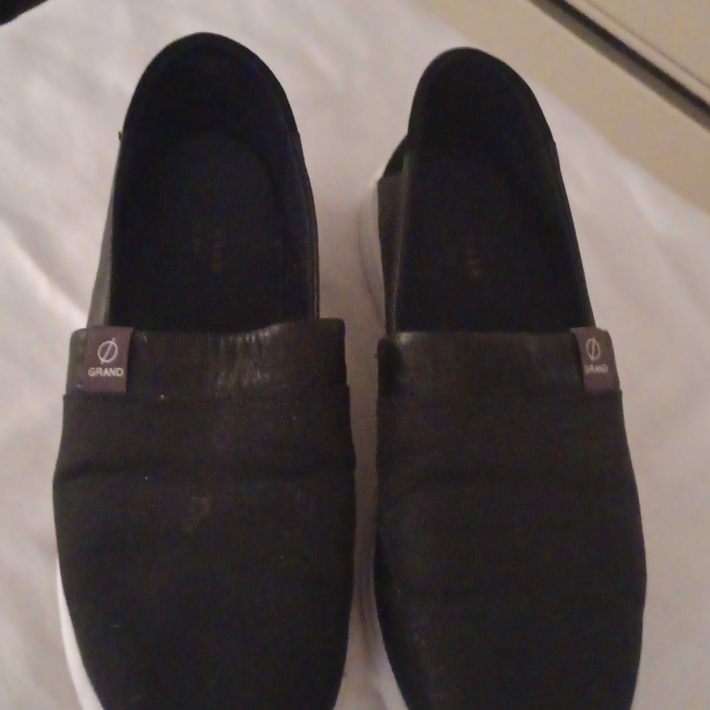 Black leisure slipond